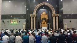 Sholat Tarawih di Masjid Raya Al-Fatah