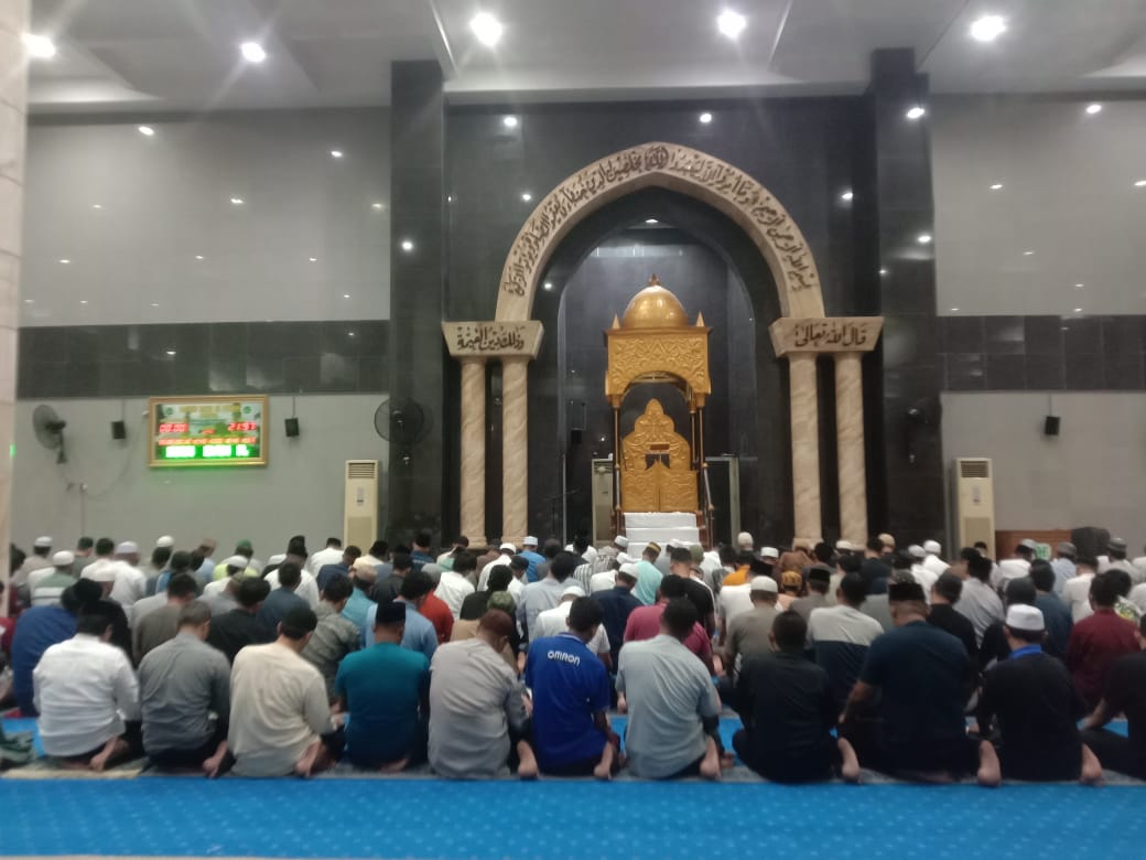 Sholat Tarawih di Masjid Raya Al-Fatah