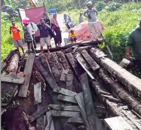 jembatan darurat di wilayah Kufar, SBT, roboh