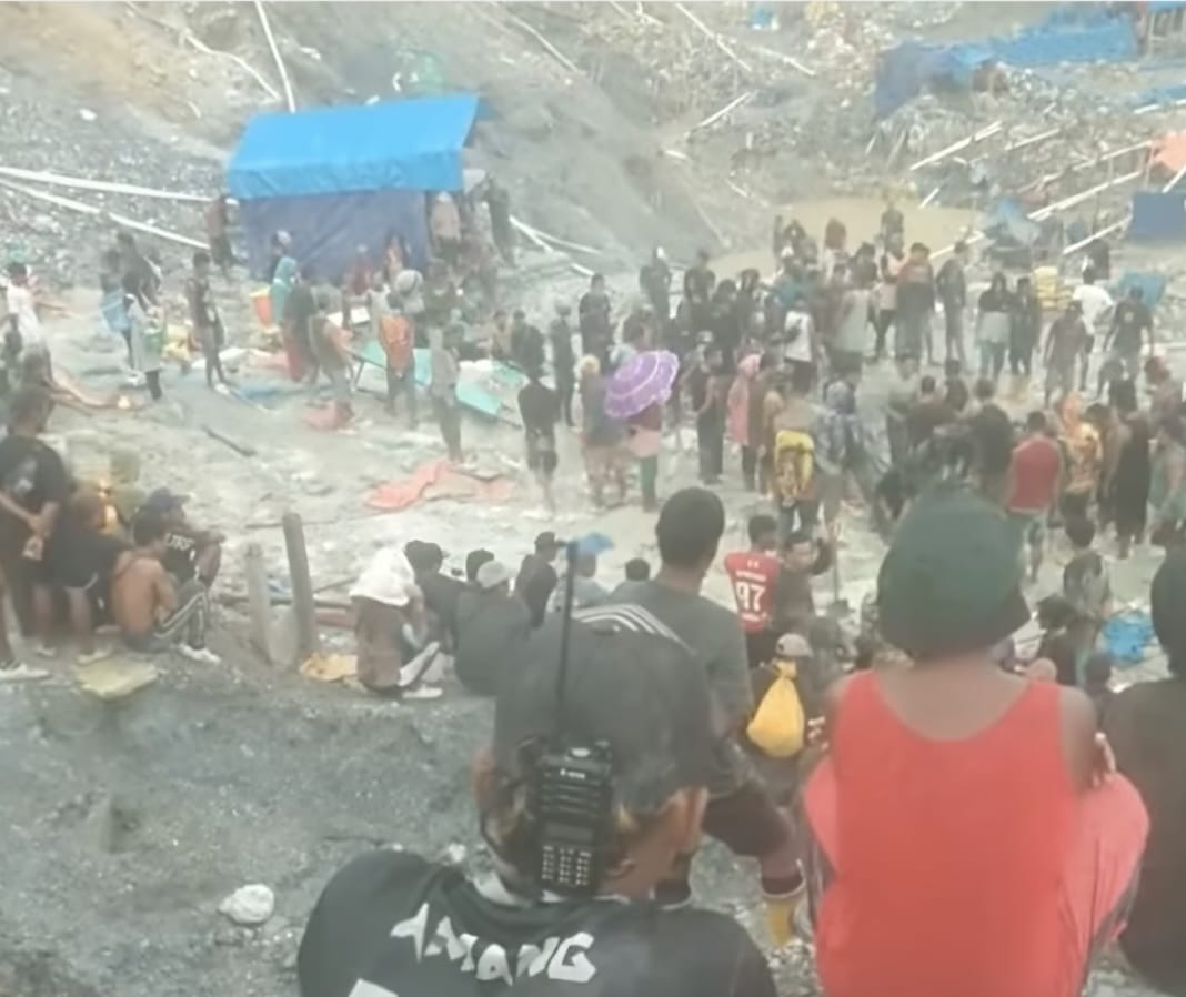 Kondisi tambang ilegal emas Gunung Botak saat terjadinya musibah longsor yang mengakibatkan tujuh penambang meninggal dunia.