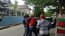 Ricuh di depan kantor BNNP Maluku usai Iwan dipaksa untuk ditangkap