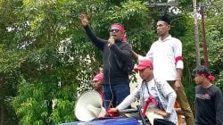 Warga Negeri Haya, Kabupaten Maluku Tengah melakukan aksi demonstrasi di Masohi.